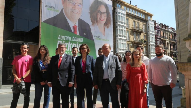 JUAN MARI ABURTO Y ELIXABETE ETXANOBE PROTAGONIZAN LA IMAGEN DE LA LONA DE CAMPAÑA INSTALADA EN SABIN ETXEA